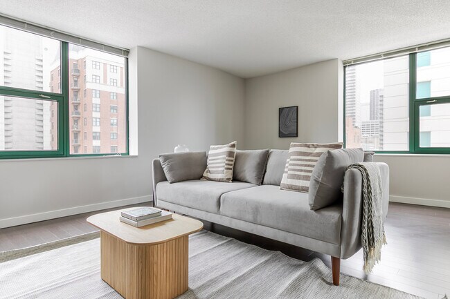 Building Photo - 77 W Huron St Rental