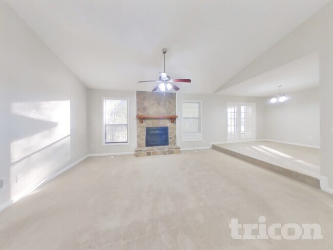 Photo - 303 Lowe Ct NW