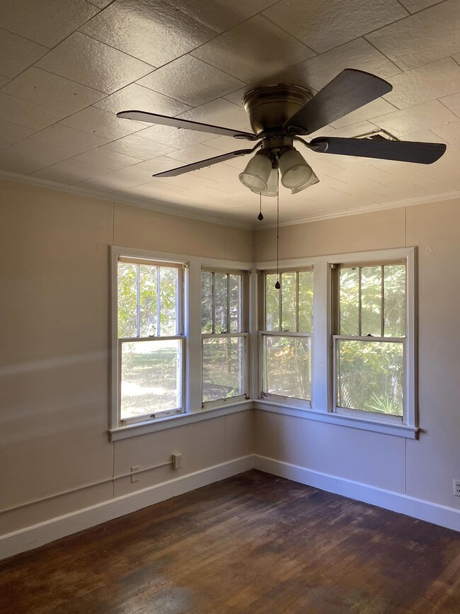 Photo - 101 E White St
