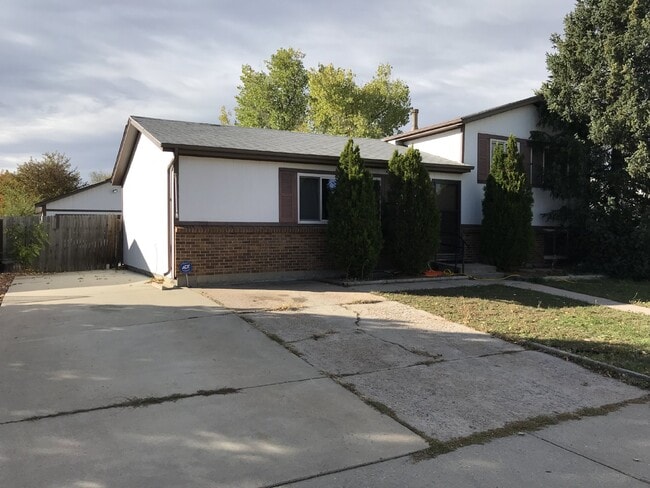 Building Photo - Charming 3BR/2BA with Massive Yard and Gar...