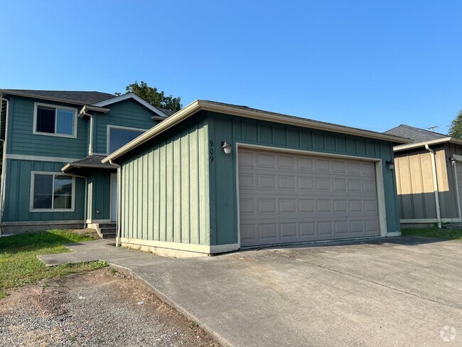 Building Photo - 5 Bedroom 2.5 Bath House with detached gar...