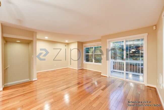 Photo - 9506 Interlake Ave N