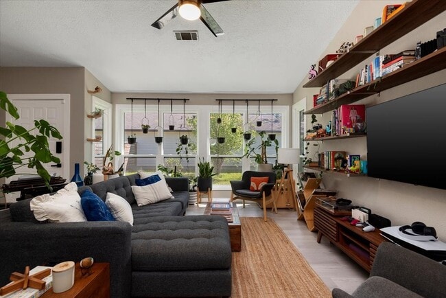 Photo - 88 W High Oaks Cir