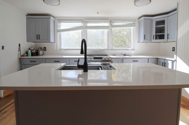 Photo - Beautiful 3-Bedroom Colonial on 1.3 Acres ...