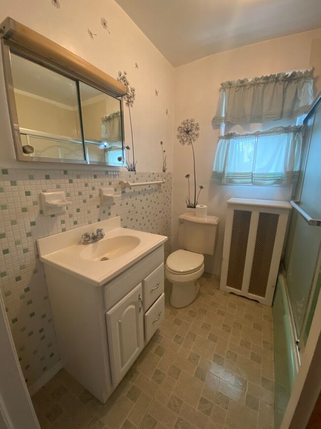 Building Photo - Gorgeous 3-Bedroom Apartment in Havertown! Available mid-September! Unit 2