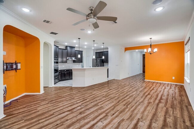 Photo - 516 Ayinger Ln