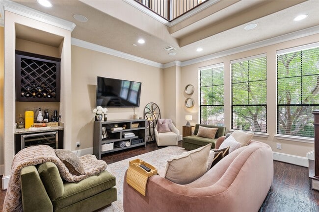 Photo - 1045 W 22nd St