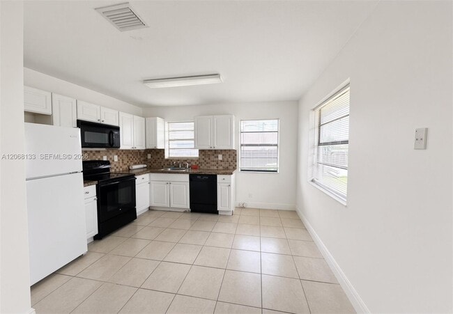Building Photo - 407 NW 7th Ct Unit S