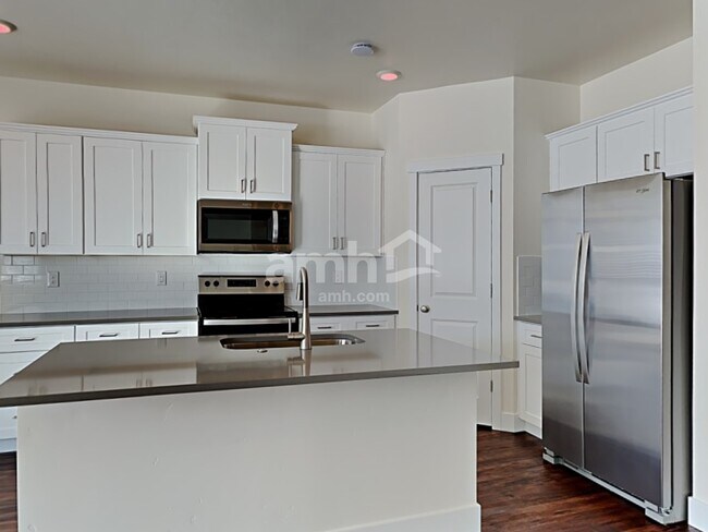 Photo - 749 S Rocker Ave