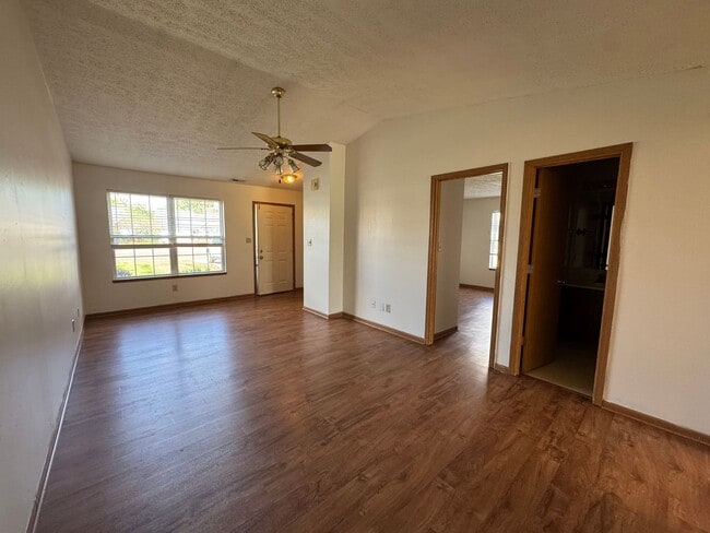 Photo - 1073 Fairlane Ct