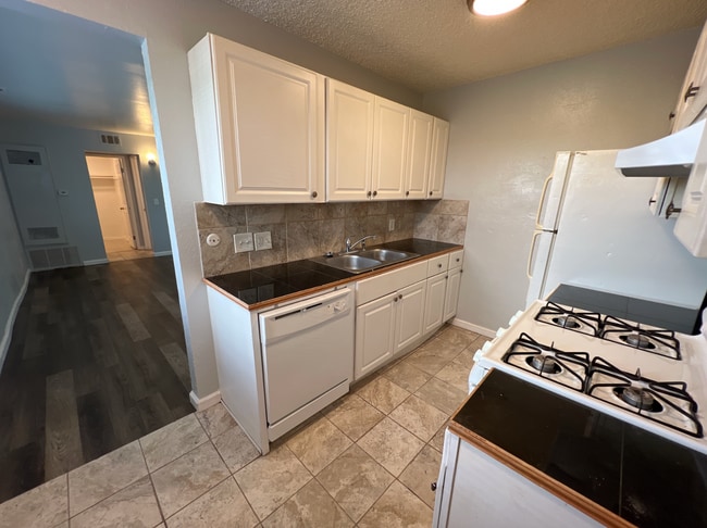 Building Photo - Garden Level Studio Within Walking Distance to Exposition Park! Unit 151