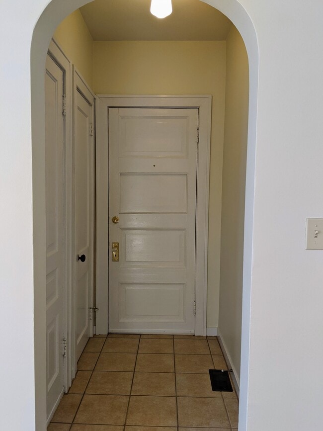 Front Entry Hall - 330 Henry Ave SE Unit 1