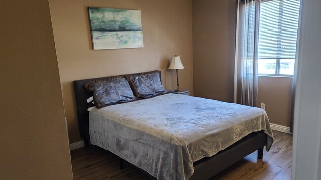 queen bed - large room - 7831 Camino Noguera Unidad university woods