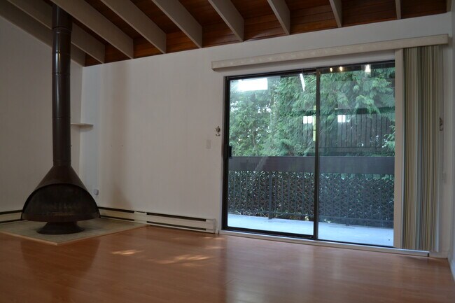 Photo - 2690 Kingsford Av