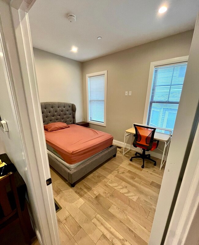 Building Photo - 5 Carlisle St Unit Fully Furnished Room Rental