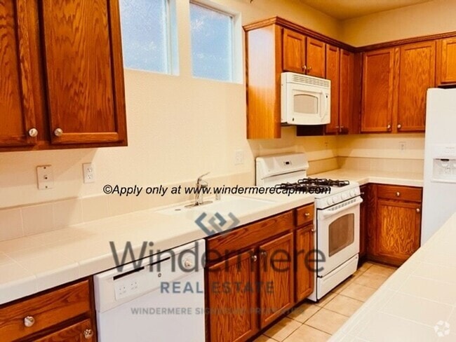 Building Photo - Spacious 3-bedroom with Updated Finishes a... Rental