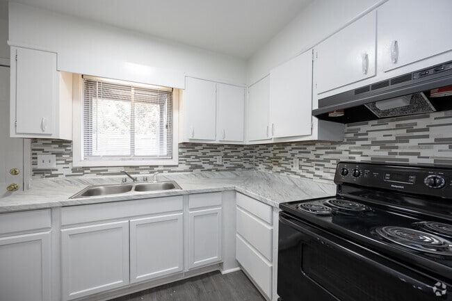 1BR, 1BA - 840SF - Kitchen - The Pines on Scott