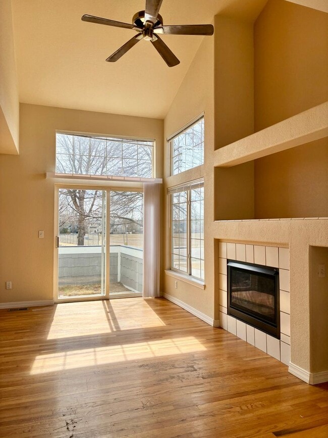 Building Photo - Great Location! Attractive 3 Story Condo