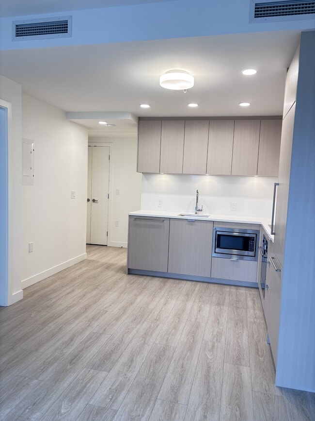 Photo - 13675-1107A 107A Ave