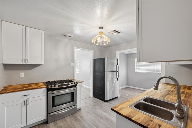 2 Bedroom House with Fenced Yard! - 327 N 16th Ave Unit Apt A