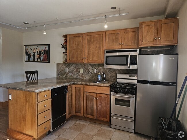 Building Photo - 130 E Kelly Ave Rental