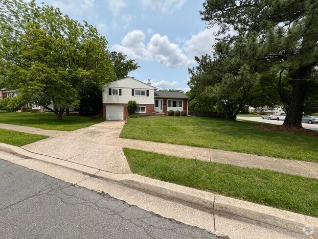 Building Photo - 300 Quaker Ridge Rd Rental