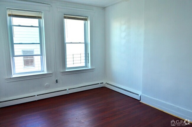 Building Photo - 572 West Side Ave Rental