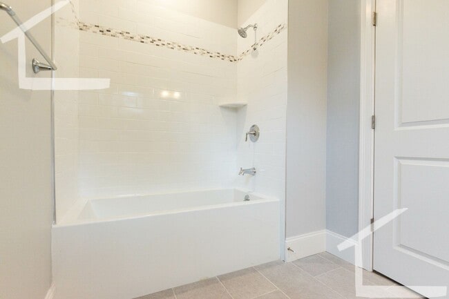 Building Photo - Charming 4 Bedroom Duplex-No Broker Fee