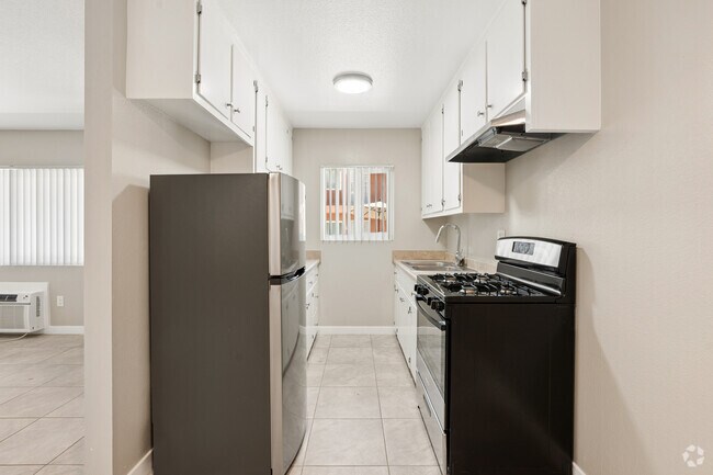 1BR, 1BA - 730SF - Kitchen