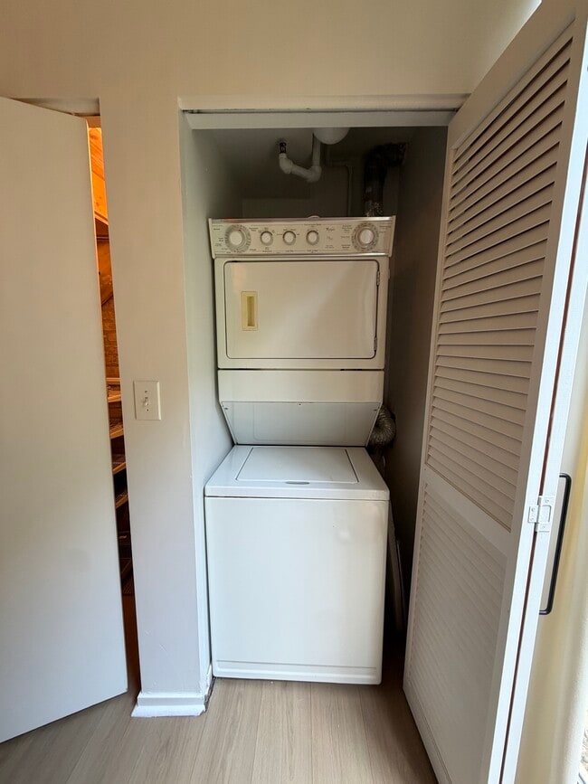 Photo - 1740 N Maplewood Ave Unit 122