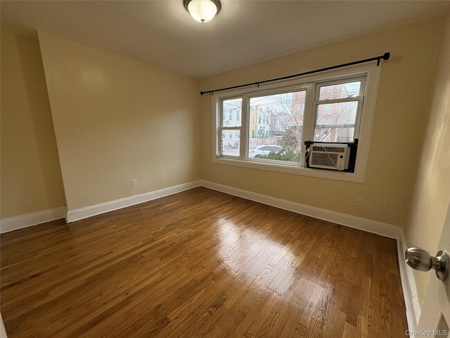 Photo - 88-69 Eldert Ln