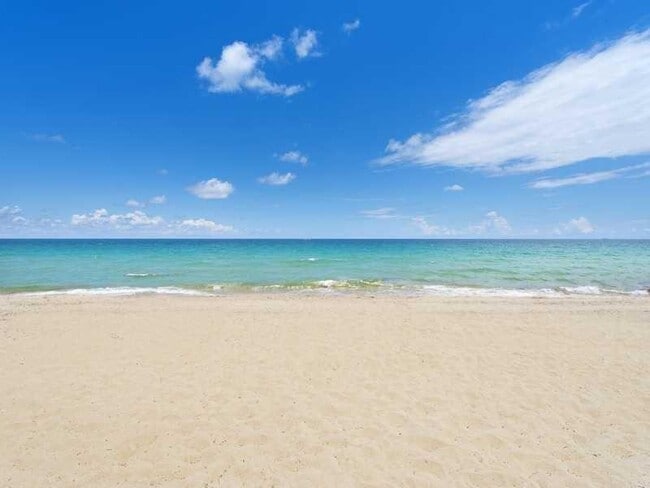 Building Photo - 2555 NE 11th St Unit 402