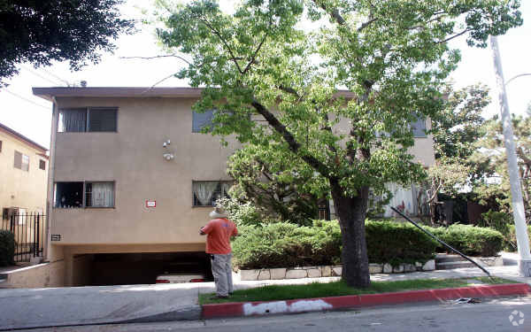 Building Photo - 303 N. Oakland Rental