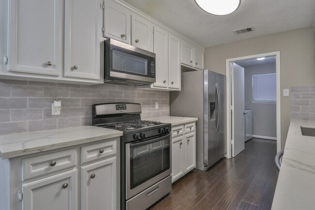 Photo - 506 Castlelake Dr