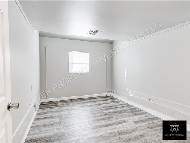 305 W Marshall Dr