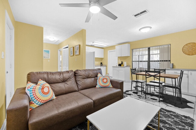 Building Photo - 1700 SW 16th Ct Unit ID1359109P