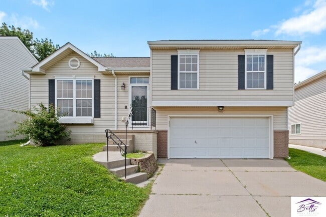 Building Photo - AVAILABLE NOW! Rental