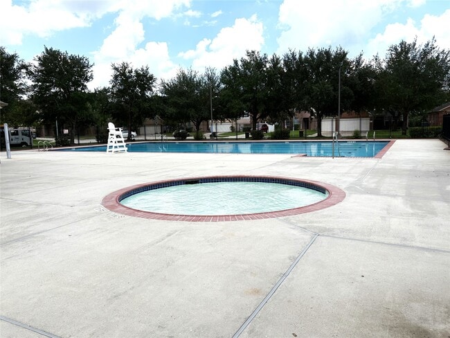 Building Photo - 707 New Pines Dr