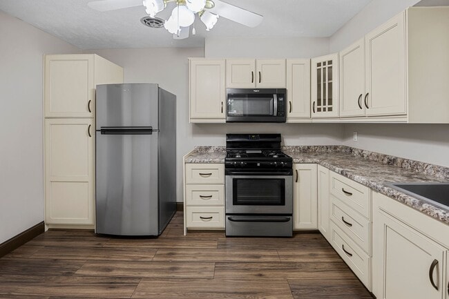 Photo - 3 Bedroom 2 Bath 2 Stall Garage Urbandale