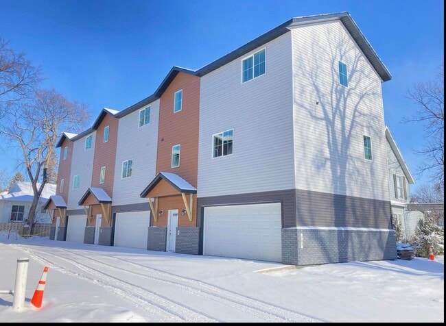 Building Photo - 705 10th Ave N