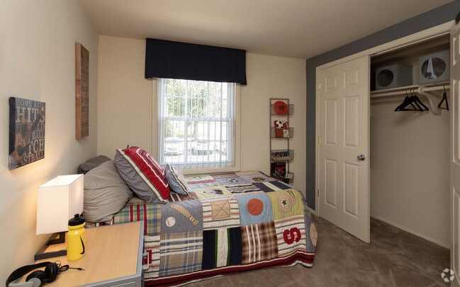 2BR, 1BA - 643 SF