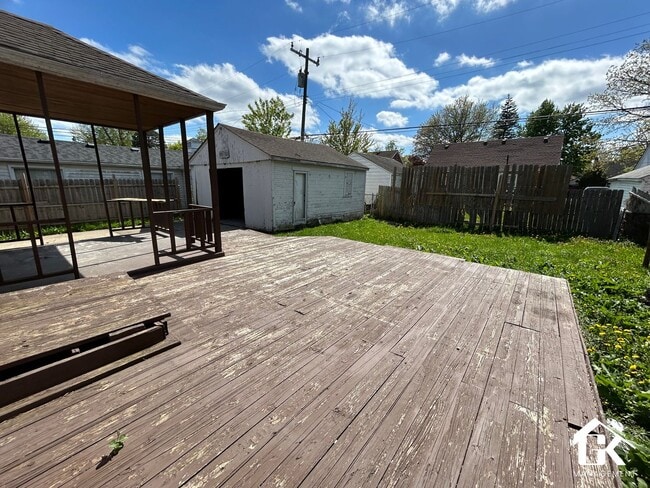 Photo - 5915 Farmbrook St