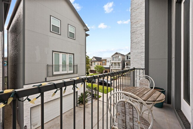 Photo - 1565 W 22nd St