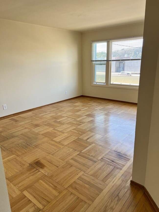 Building Photo - 37 Unit 04