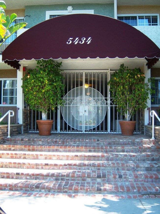 Building Photo - 1 Bed + 1 Bath + LARGE PRIVATE PATIO! Unit 109