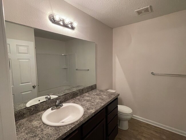 Baño principal - 2335 Johnson Ave