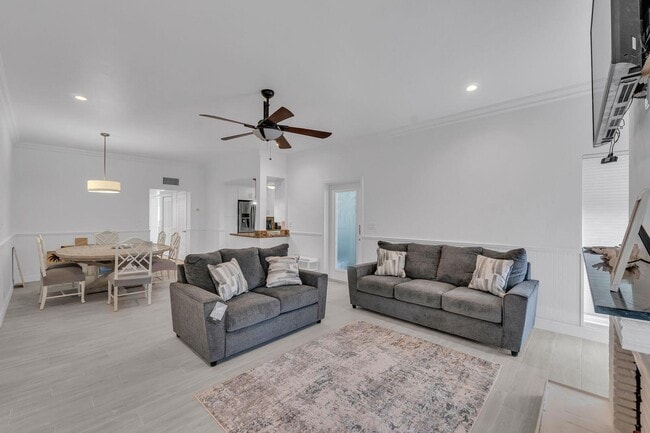 Photo - 530 NE 17th St