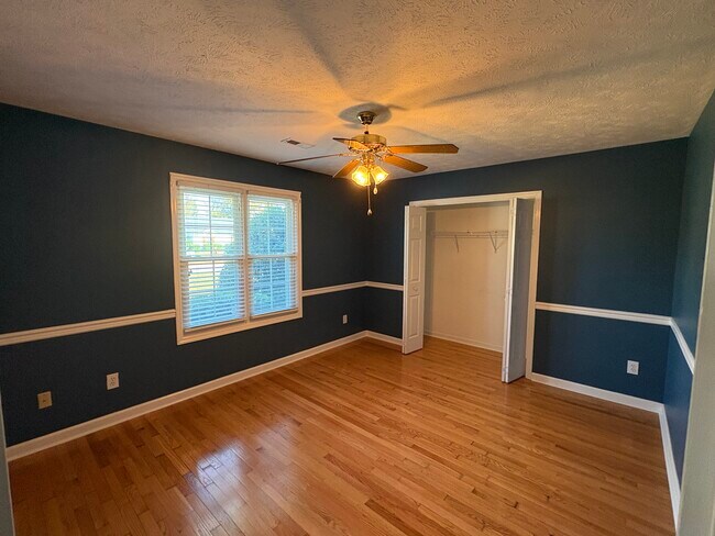 Photo - 886 Castlewood Dr