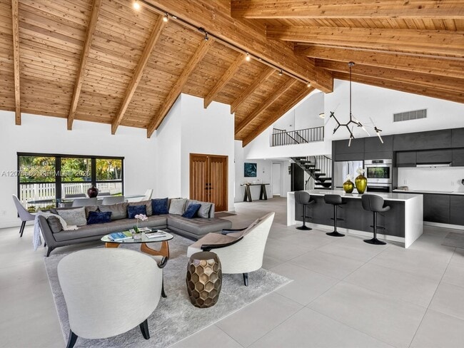 Photo - 343 Centre Is
