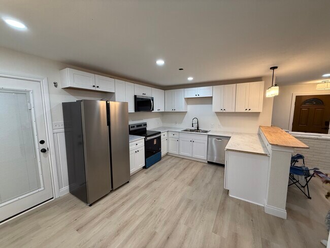 Building Photo - 305 Waller St